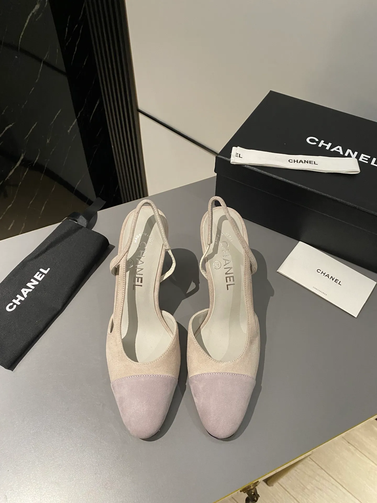 👟👟Ex-factory price 520👟👟 Purchase grade, high-heeled version, Chanel classic slingback sandals. We have been making this model for the past few years. This year, we will re-purchase the version and make a detailed copy again. I found that the upper lines and body comfort of the new version have been slightly adjusted! The brand won't say anything because the overall appearance difference is not big and it doesn't affect wearing. All colors now produced are produced according to the latest styles! What you buy is the latest classic model from the counter, made of imported mixed sheepskin surface material, imported mixed sheepskin, and Italian imported cowhide leather soles! High heels 9.5cm Size: 35-39 Other sizes can be customized (customized sizes 34, 40, 41, 42, 43 are non-refundable and non-exchangeable)